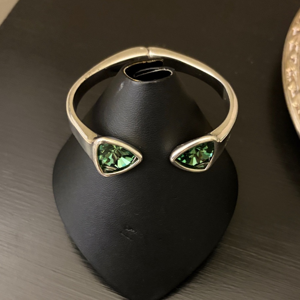 REDUCED 💚NWOT Stunning Silver Cuff bracelet with Green Gemstone - Picture 4 of 10